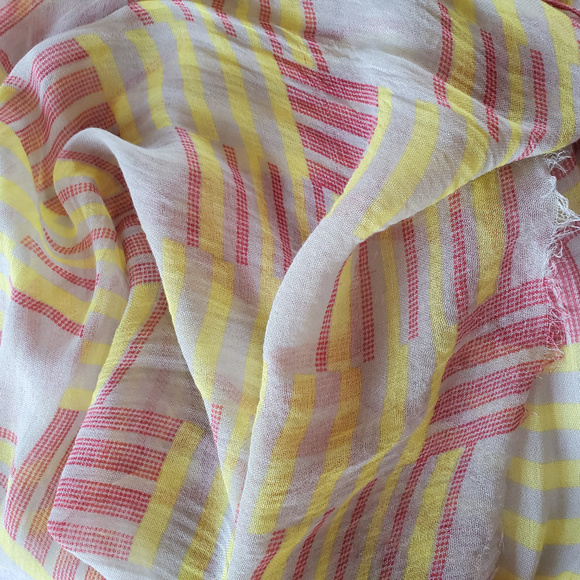 Levi's Scarf Wrap Geometric Soft Gauzy red yellow - Picture 2 of 8